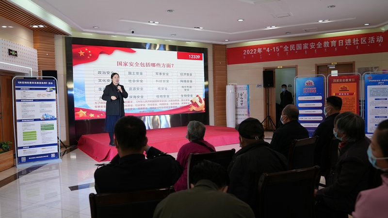 線下聯(lián)合各國(guó)家安全委員單位同步開(kāi)展“國(guó)家安全進(jìn)社區(qū)”活動(dòng)，現(xiàn)場(chǎng)通過(guò)以國(guó)家安全知識(shí)問(wèn)答為主線，穿插烏蘭牧騎演出、國(guó)家安全宣講、發(fā)放國(guó)家安全法律法規(guī)讀本等形式，圍繞什么是國(guó)家安全、國(guó)家安全包含哪些內(nèi)容、如何維護(hù)國(guó)家安全等方面，為社區(qū)老百姓開(kāi)展宣傳宣講，同時(shí)作為現(xiàn)場(chǎng)“進(jìn)社區(qū)”活動(dòng)與線上直播活動(dòng)連線，把現(xiàn)場(chǎng)熱烈氣氛帶到網(wǎng)絡(luò)，與大家共同分享。 (4)_副本.jpg
