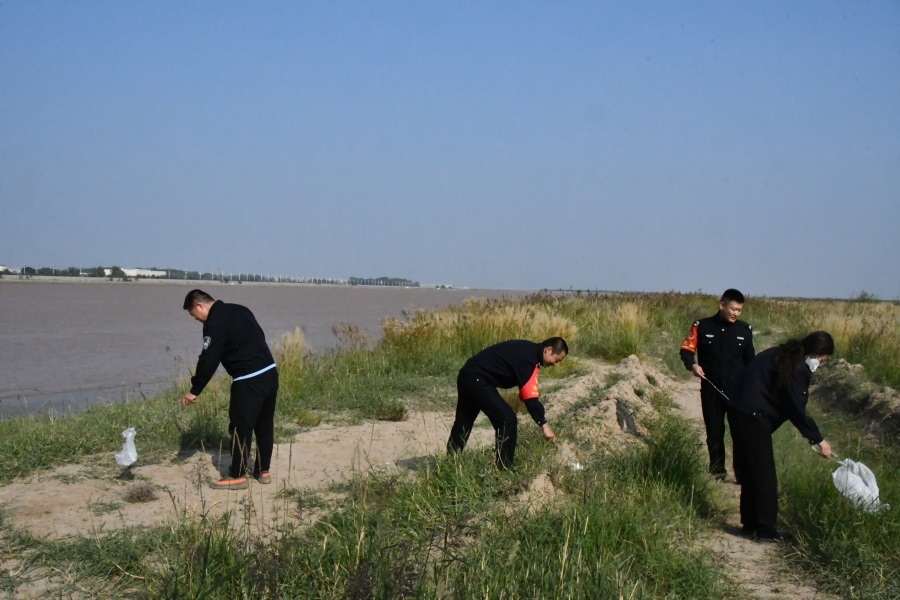 開(kāi)展“保護(hù)黃河母親河”志愿活動(dòng).JPG