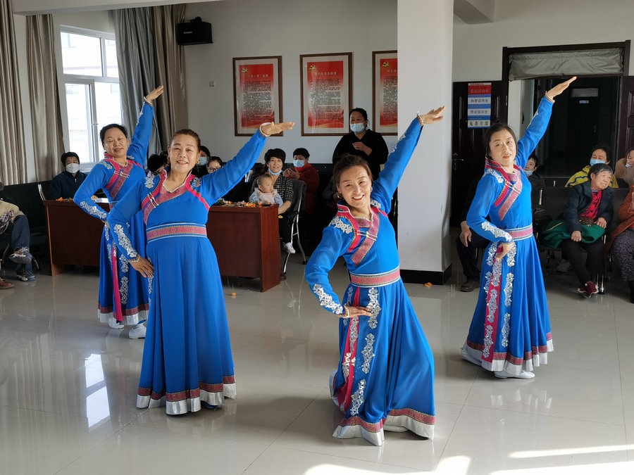 1720424880101172.jpg 東風(fēng)村老年大學(xué)排練舞蹈.jpg