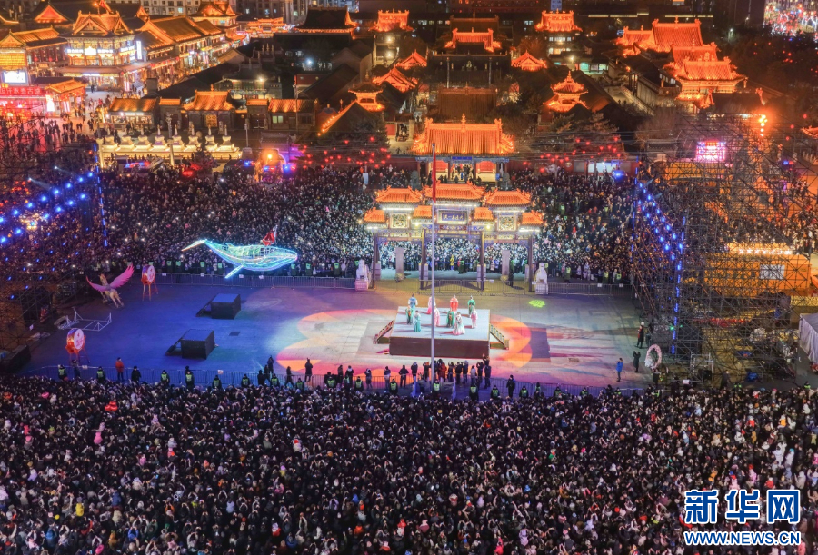 2025年12月31日晚，呼和浩特市玉泉區(qū)塞上老街旅游休閑街區(qū)跨年夜活動(dòng)現(xiàn)場(chǎng)游人如織。新華網(wǎng)發(fā)（丁根厚 攝）.jpg