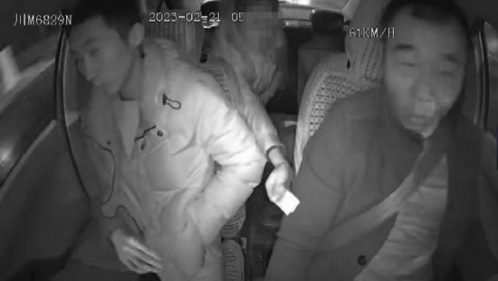 凌晨女子打車到江邊，并掏出百元大鈔給司機(jī)稱不用找了。資陽(yáng)公安供圖