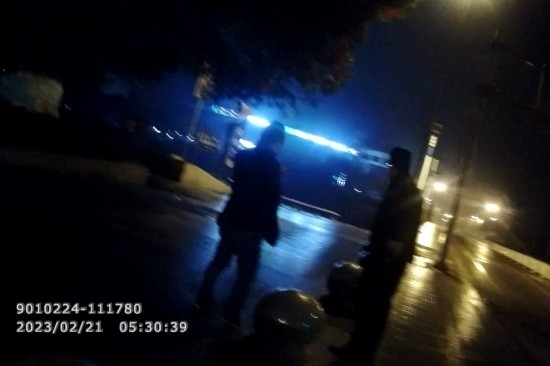 報(bào)警人唐師傅向民警講述情況 。資陽(yáng)公安供圖