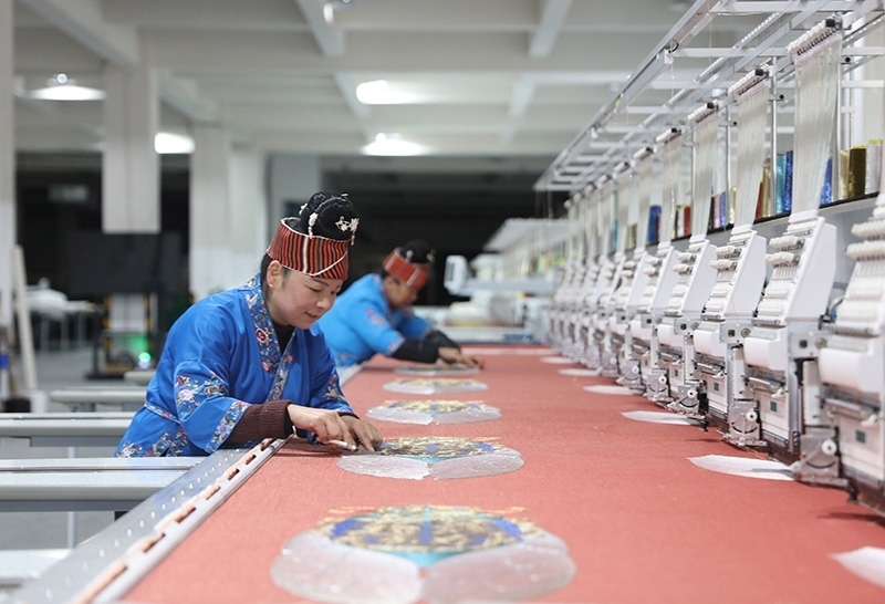 2023年2月13日，貴州省黔東南苗族侗族自治州施秉縣工業(yè)園區(qū)，工人在機繡車間作業(yè)。