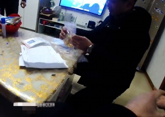 失主對(duì)照清單清點(diǎn)黃金等貴重物品。資陽市公安供圖