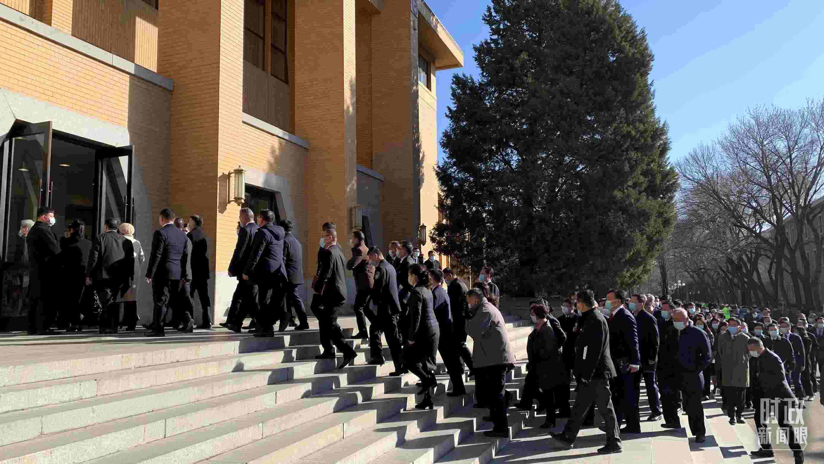 △參加這次慶祝大會(huì)暨開學(xué)典禮的與會(huì)人員正在步入會(huì)場。（總臺央視記者段德文拍攝）