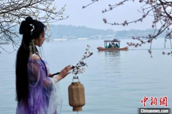 圖為游客在昆明湖畔游玩。<a target='_blank' data-cke-saved-href='/' href='/'><p align=