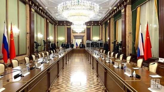 △俄羅斯聯(lián)邦政府大廈內(nèi)，習(xí)主席在這里會(huì)見俄羅斯總理米舒斯京。（總臺(tái)央視記者段德文拍攝）