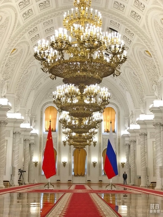 △克里姆林宮喬治大廳，習(xí)主席在這里同普京總統(tǒng)握手合影。（總臺(tái)央視記者石偉明拍攝）