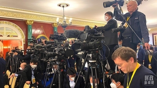 △等待中俄兩國(guó)元首共見記者的中外媒體同仁。（總臺(tái)央視記者段德文、李輝拍攝）