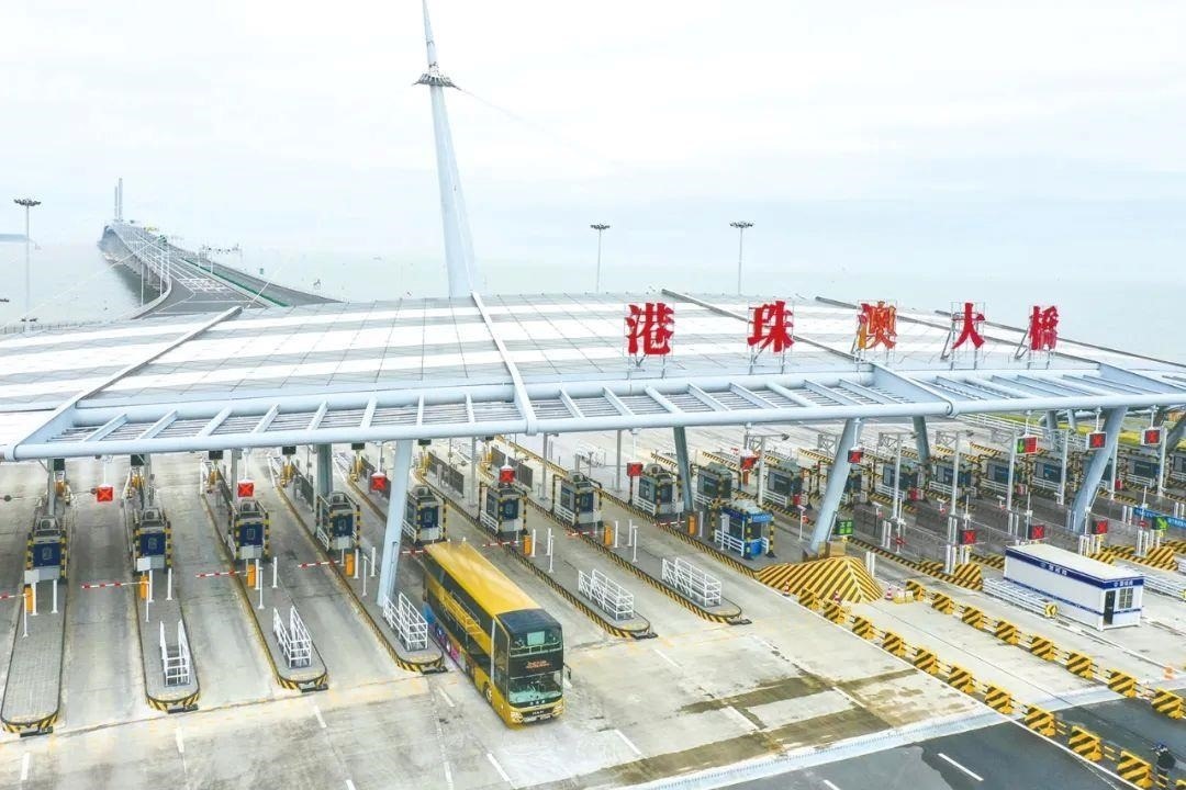 △一輛從香港開往珠海的港珠澳大橋穿梭巴士入境珠海。