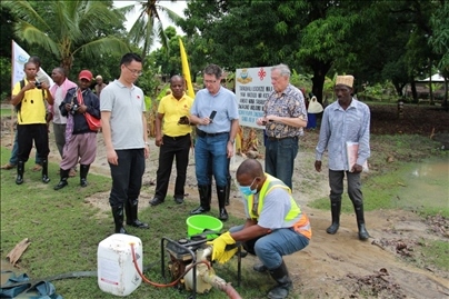 世界衛(wèi)生組織評(píng)估專家組評(píng)估援桑血吸蟲病現(xiàn)場(chǎng)媒介控制工作（受訪機(jī)構(gòu)提供）