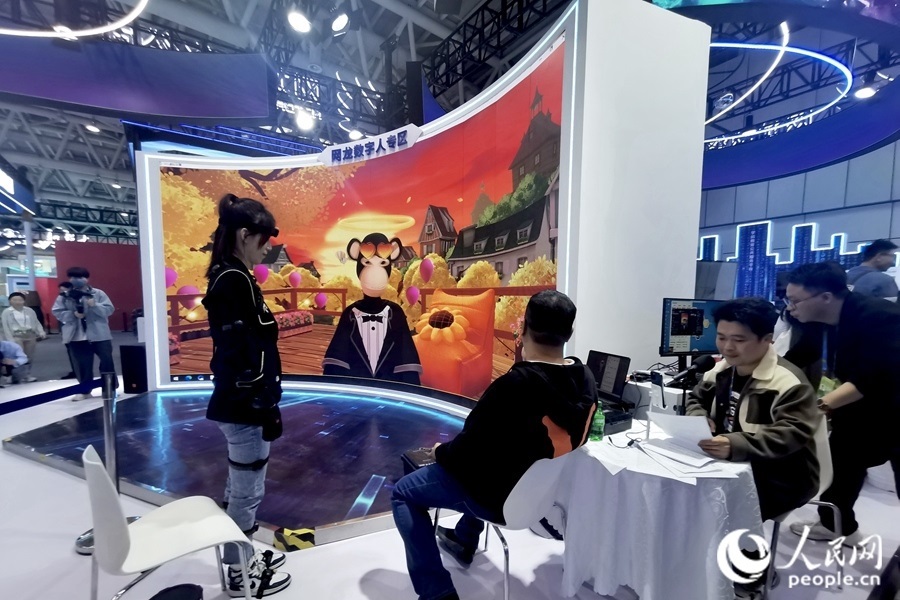 數(shù)字人主播“無(wú)聊猿”。人民網(wǎng) 葉青卿攝