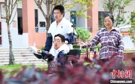 碰上天氣好，朱金祥就會利用休息時間，和鐘華強(qiáng)母親將其推出來賞賞花，曬曬太陽，呼吸一下外面的新鮮空氣。 卓忠偉 攝