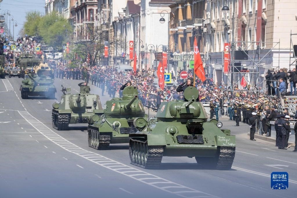 5月9日，在俄羅斯符拉迪沃斯托克市，坦克編隊參加閱兵式。新華社發(fā)（郭飛洲攝）