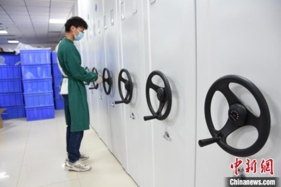 圖為鄭州大學(xué)人骨考古實驗室內(nèi)的骨骼標(biāo)本庫。王宇 攝