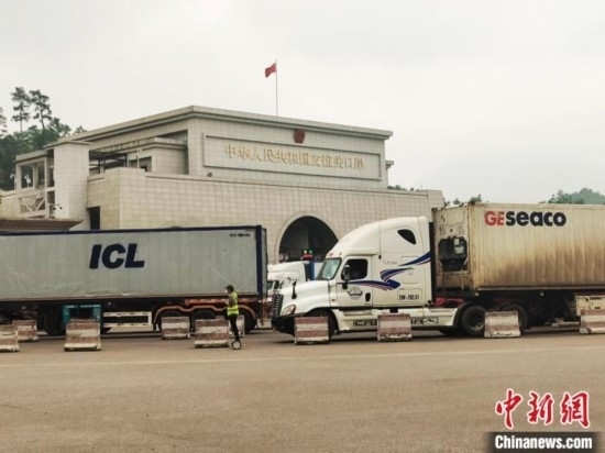 近日，位于中越邊境廣西憑祥市的友誼關(guān)口岸車水馬龍，裝載著東盟水果的跨境車輛來往不斷。黃艷梅 攝