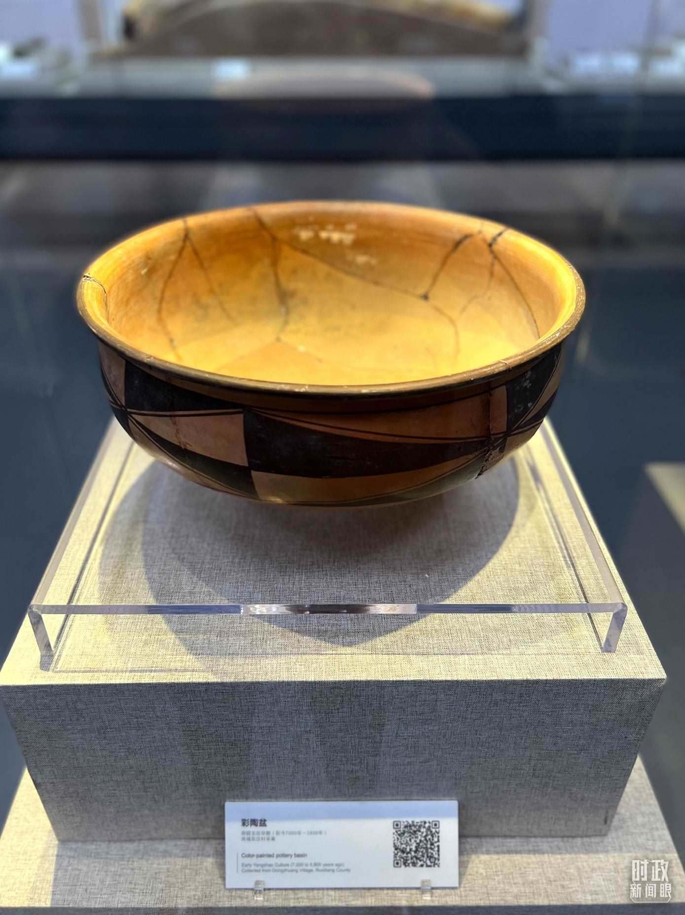△運城博物館內(nèi)展出的仰韶文化早期的彩陶盆。（總臺央視記者邢彬拍攝）