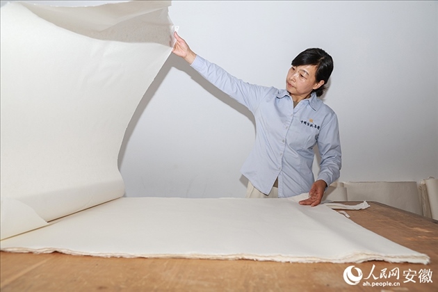 制簾需要將蔑條通過專門的小孔磨細(xì)。人民網(wǎng)記者 張俊攝