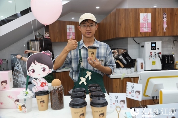 謝雨橋展示制作好的咖啡。人民網(wǎng)記者 馬曉波攝