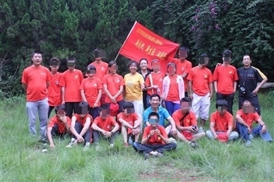 項(xiàng)目辦開展活動(dòng)合影，喬海云（后排中，黑衣）和張?jiān)氯纾ê笈庞乙唬? referrerpolicy=