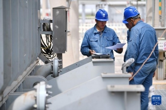 5月27日，電力工人在工程現(xiàn)場進行檢修作業(yè)。