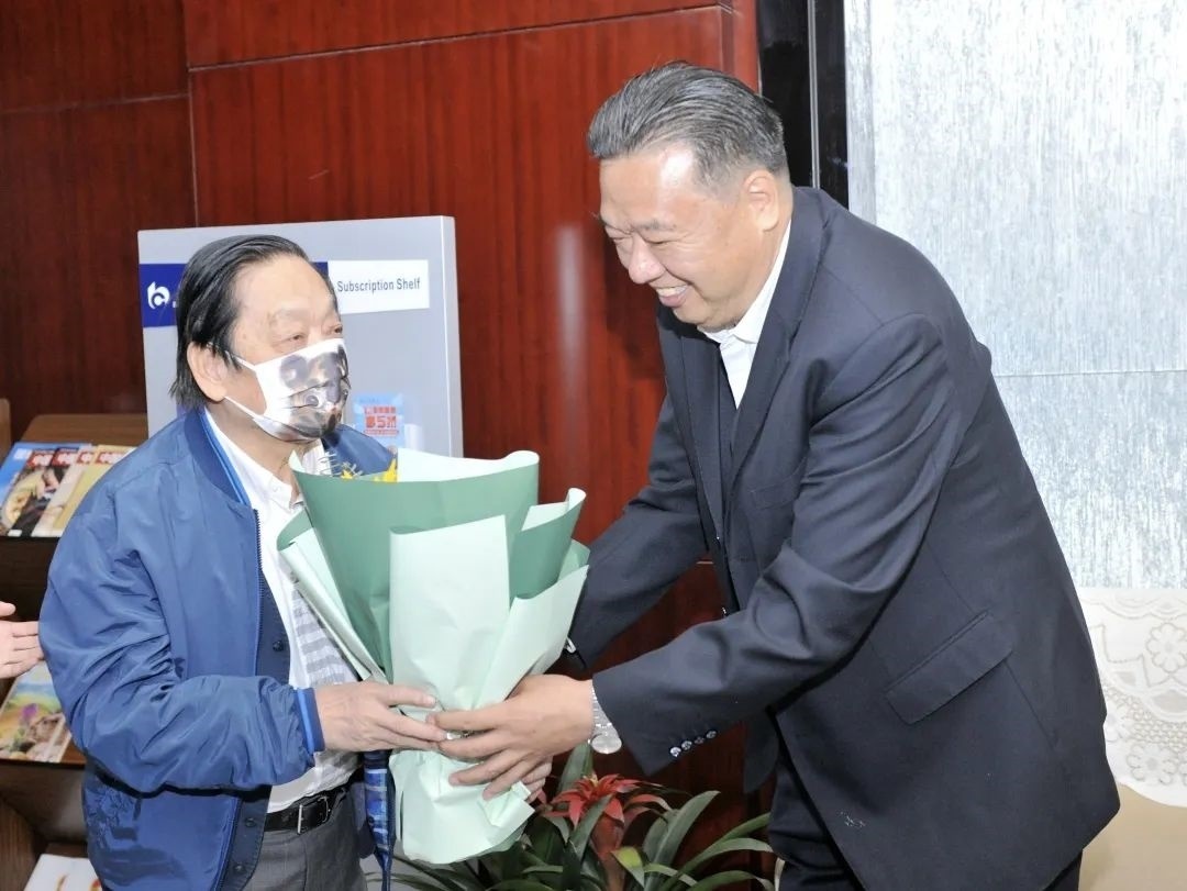 ▲青海省政協(xié)副主席、青海省林草局黨組書記、局長、祁連山國家公園青海省管理局局長李曉南在機(jī)場迎接韓美林