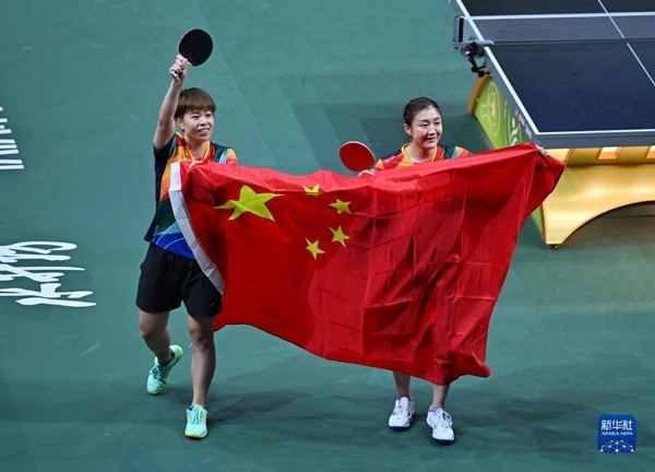 5月27日，陳夢（右）/王藝迪慶祝勝利。當(dāng)日，在南非德班進(jìn)行的2023年世界乒乓球錦標(biāo)賽女子雙打決賽中，中國選手陳夢/王藝迪以3比0戰(zhàn)勝韓國選手田志希/申裕斌，奪得冠軍。新華社記者 陶希夷攝