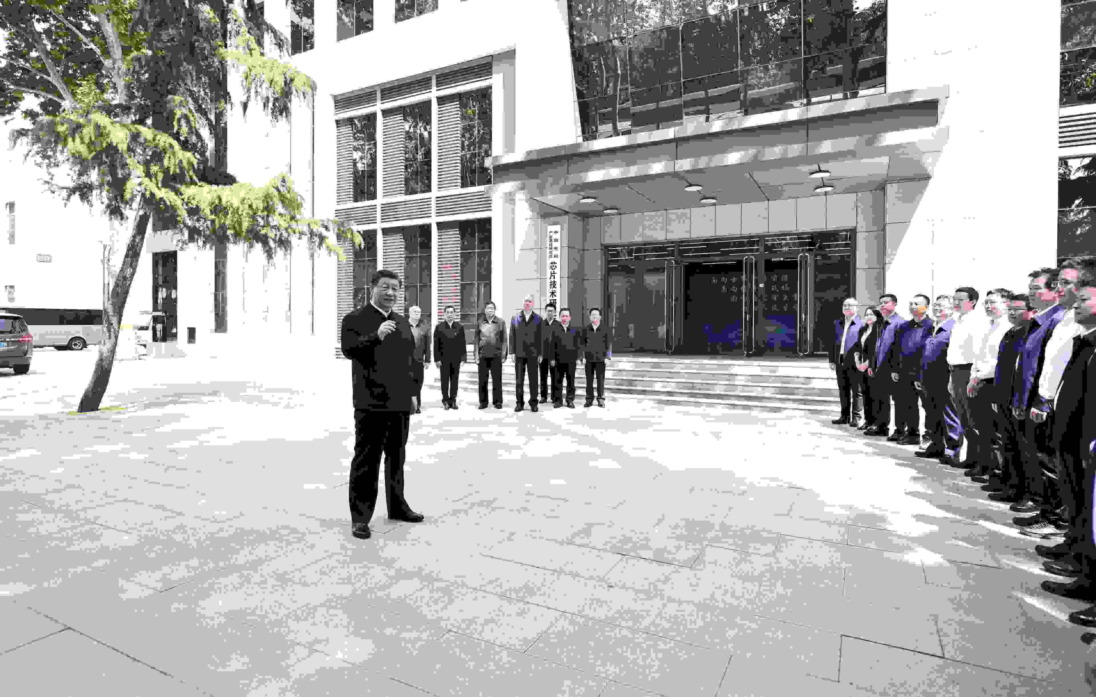 △2023年5月12日，習(xí)近平總書記在中國(guó)電科產(chǎn)業(yè)基礎(chǔ)研究院同科技工作者交流。