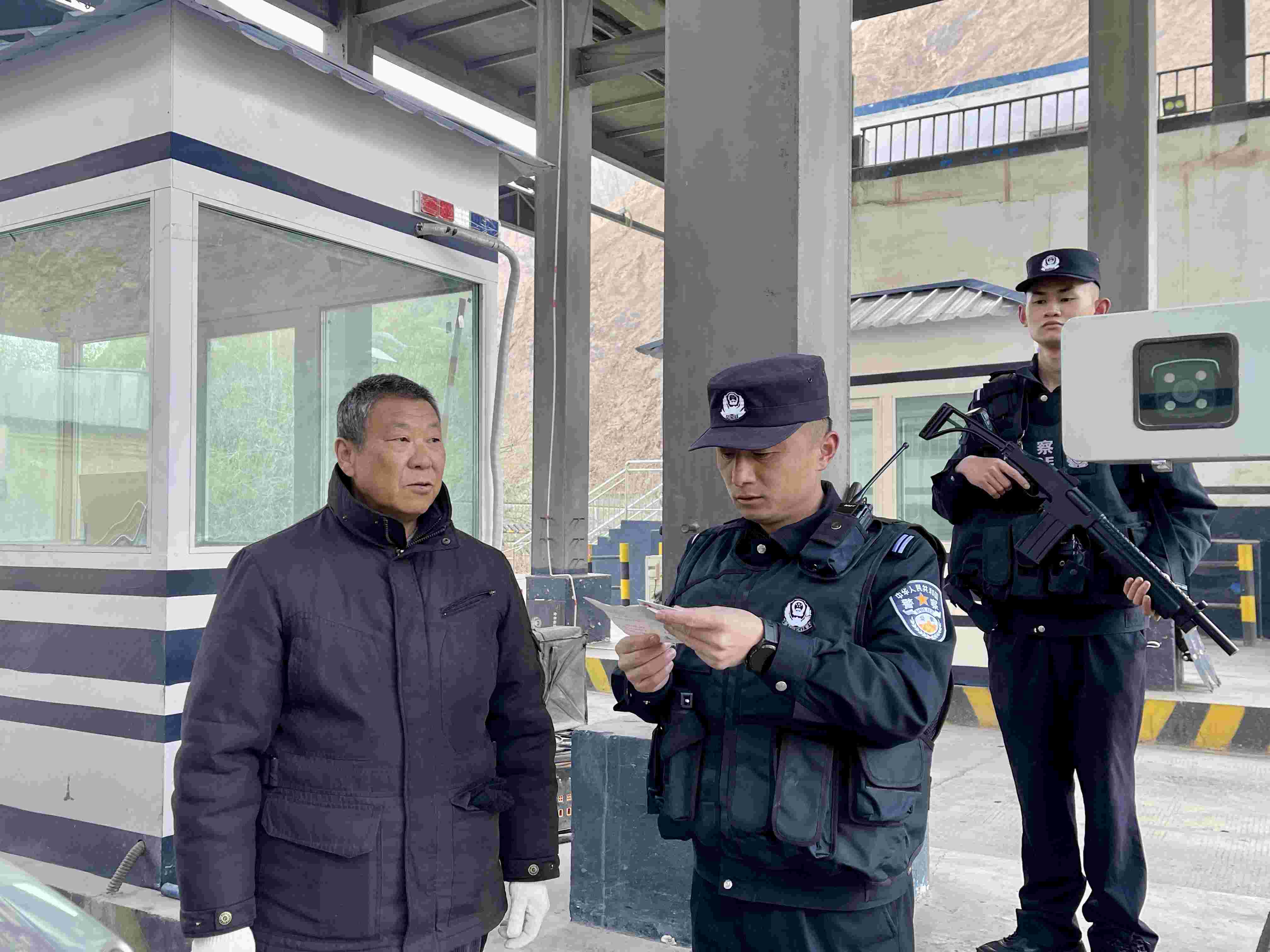 在庫地邊境檢查站，陳暢核對進出邊境管理區(qū)人員信息。人民網 周靜圓攝