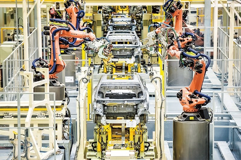 發(fā)展新能源汽車是我國從汽車大國邁向汽車強(qiáng)國的必由之路。2022年中國新能源汽車產(chǎn)銷分別實(shí)現(xiàn)705.8萬輛和688.7萬輛，連續(xù)8年位居世界第一。圖為廣汽埃安第一智造中心焊裝車間正在熱火朝天地生產(chǎn)。 廣汽埃安新能源汽車股份有限公司供圖