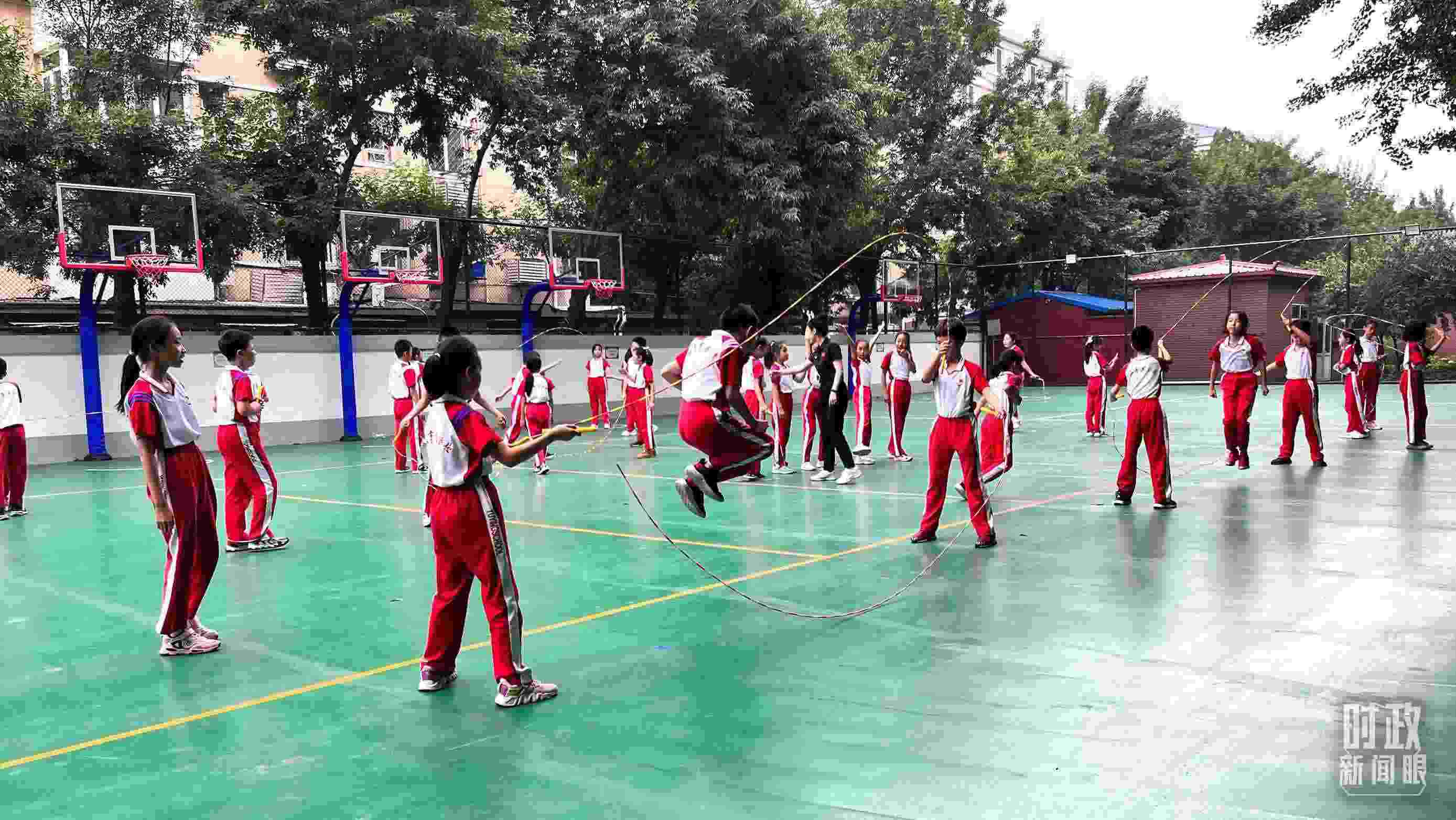 △正在跳繩的學(xué)生。（總臺央視記者張垚拍攝）