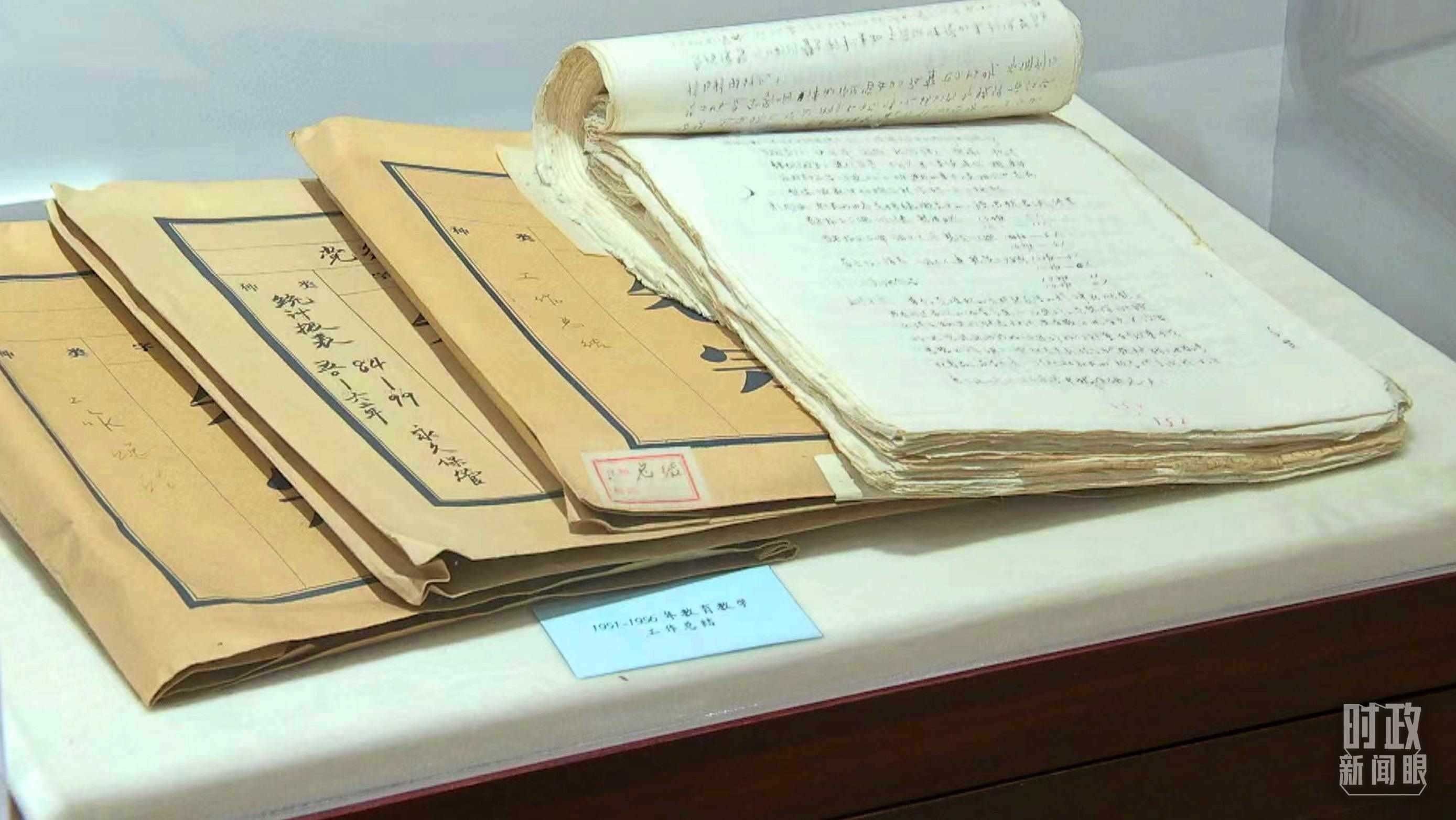 △校史館內(nèi)的教育教學(xué)工作總結(jié)展陳。（總臺央視記者金雨秋拍攝）