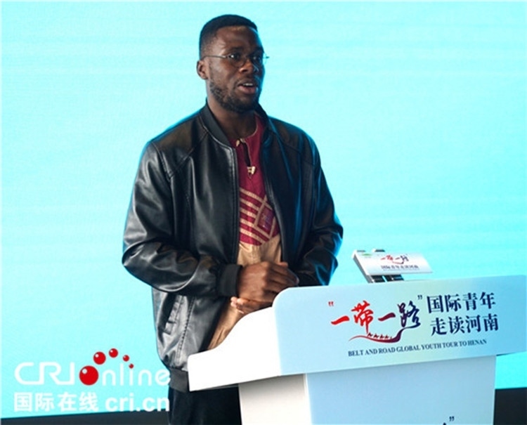 國際青年代表奕曉龍發(fā)言。賈親親 攝