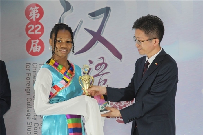 黃瑞參贊為獲獎選手頒發(fā)二等獎。圭亞那大學孔子學院供圖