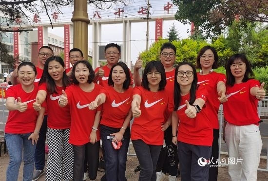 6月7日一早，陽光明媚，天氣涼爽，在長(zhǎng)春市第八十七中學(xué)，考生們正陸續(xù)進(jìn)入考場(chǎng)。親友團(tuán)為參加高考的學(xué)子們加油鼓勁。人民網(wǎng)記者 王帝元攝
