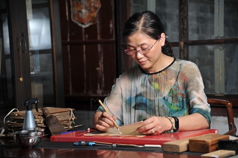 天一閣古籍修復(fù)師工作場景。天一閣博物院供圖