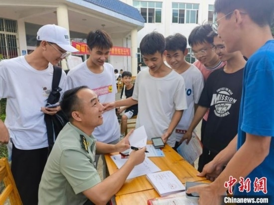 專武干部在講解相關政策。韋碩 攝