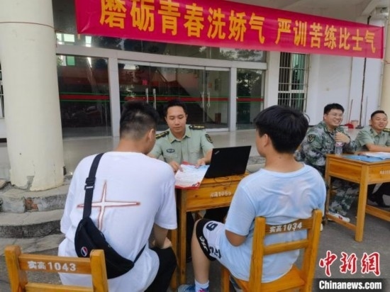 專武干部在講解相關政策。韋碩 攝