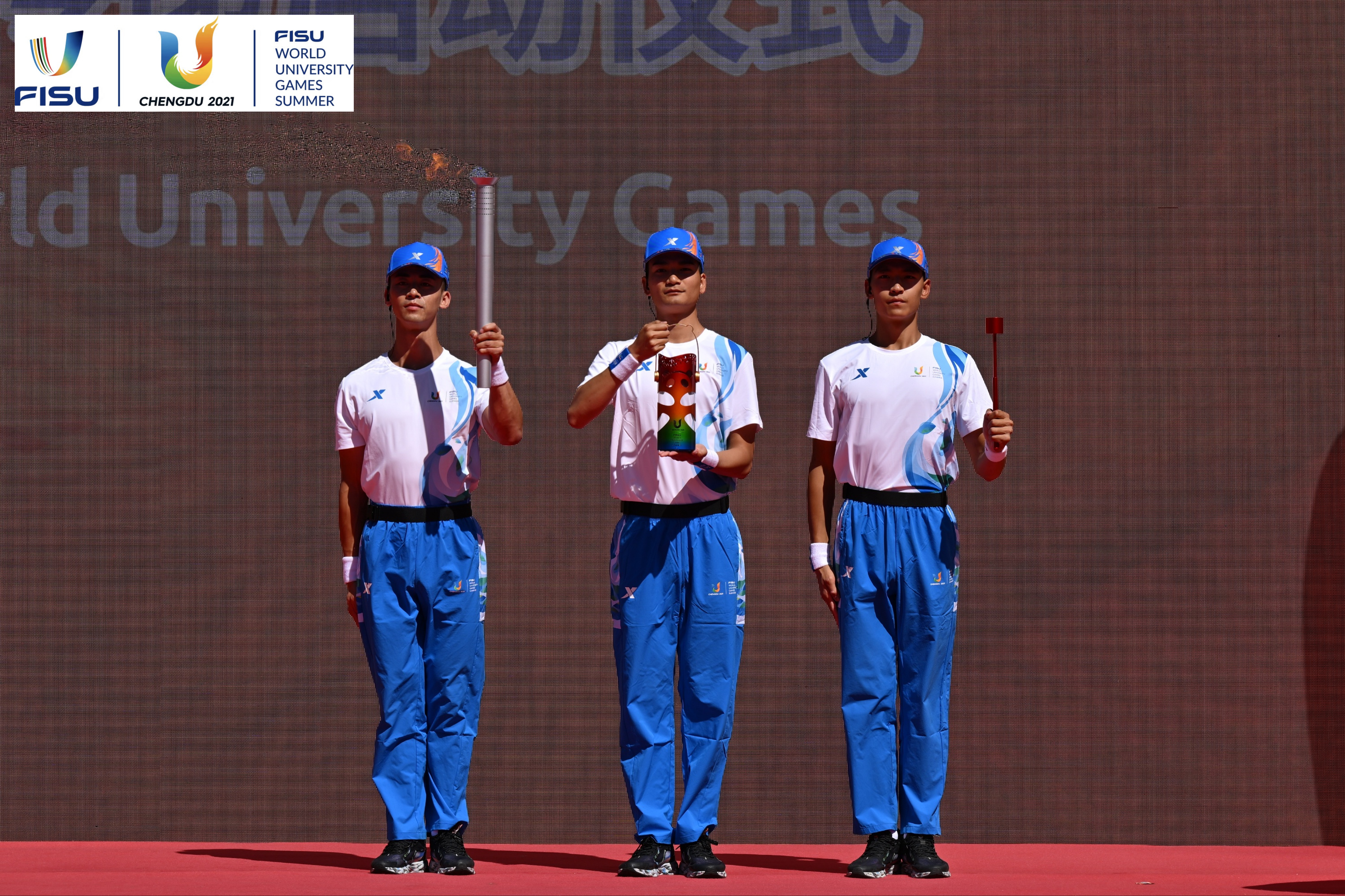 成都大運會火種護衛(wèi)隊點燃大運火炬。 圖片來源：成都大運會執(zhí)委會供圖