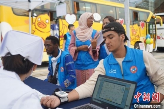 6月13日，在第20個(gè)世界獻(xiàn)血者日前夕，20名在贛留學(xué)生組團(tuán)前往血站獻(xiàn)血。吳迪 攝