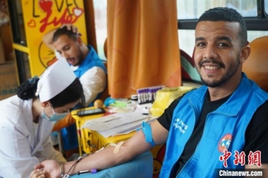 6月13日，在第20個(gè)世界獻(xiàn)血者日前夕，20名在贛留學(xué)生組團(tuán)前往血站獻(xiàn)血。吳迪 攝