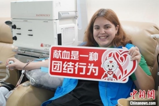 6月13日，在第20個(gè)世界獻(xiàn)血者日前夕，20名在贛留學(xué)生組團(tuán)前往血站獻(xiàn)血。吳迪 攝