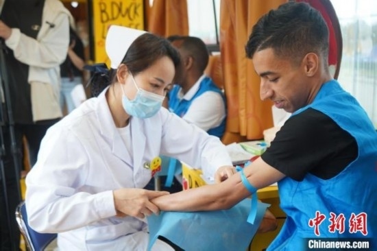 6月13日，在第20個(gè)世界獻(xiàn)血者日前夕，20名在贛留學(xué)生組團(tuán)前往血站獻(xiàn)血。吳迪 攝