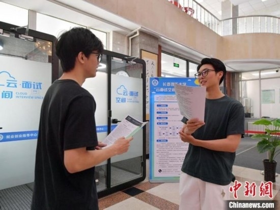 “云面試空間”吸引不少應(yīng)屆畢業(yè)生前來體驗(yàn)。劉棟 攝