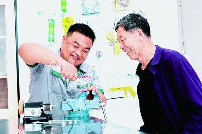 上流佳苑社區(qū)便民服務(wù)中心維修師傅李磊為社區(qū)居民提供服務(wù)。資料圖片