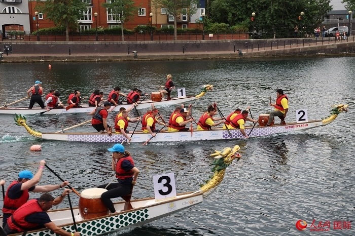 2023全英中華端午龍舟會比賽現(xiàn)場，幾支隊伍你追我趕。人民網(wǎng)記者 邢雪攝