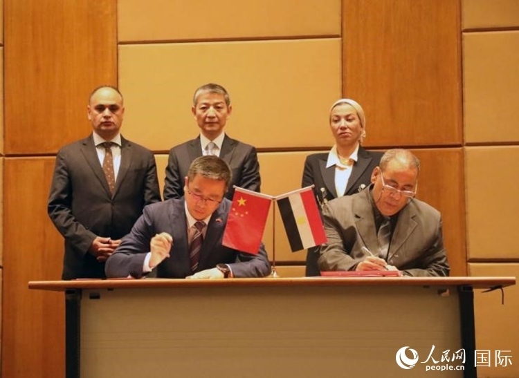 中國駐埃及使館公使張朝陽與埃環(huán)境事務署工程和項目管理局局長阿卜杜勒阿齊茲簽署交接證書。沈小曉攝