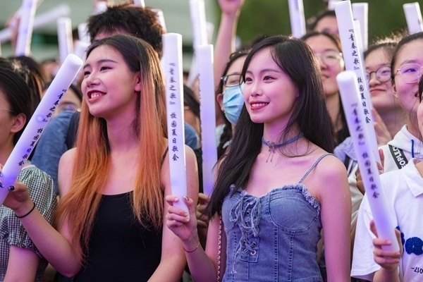 場(chǎng)下觀眾十分熱情。人民網(wǎng)記者 翁奇羽攝