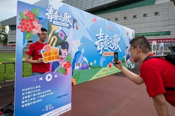 學(xué)生在市集打卡拍照。人民網(wǎng)記者 翁奇羽攝