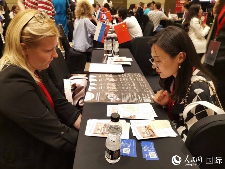 中俄旅游行業(yè)代表在北京路演活動現(xiàn)場面對面溝通。人民網(wǎng)記者 楊倩攝